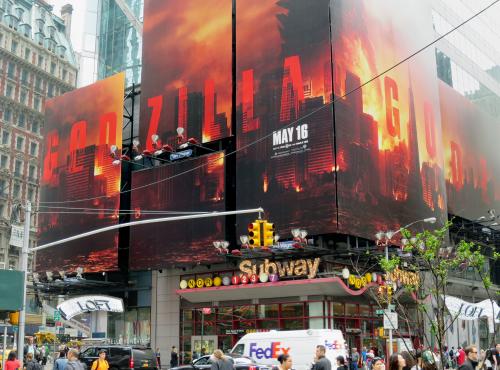 タイムズスクエアに掲げられたハリウッド版ゴジラ映画の16日公開を伝える看板