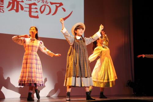 Ｓミュージカル「赤毛のアン」プレス向けイベントで劇中のダンスを出演者と披露する高橋愛（中央）