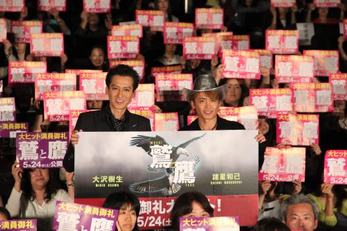 映画「鷲と鷹」初日舞台あいさつでファンに囲まれ、笑顔を見せる大沢樹生（左）と諸星和己