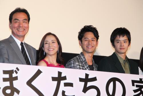 映画「ぼくたちの家族」初日舞台あいさつで４人家族を演じた（左から）長塚京三、原田美枝子、妻夫木聡、池松壮亮