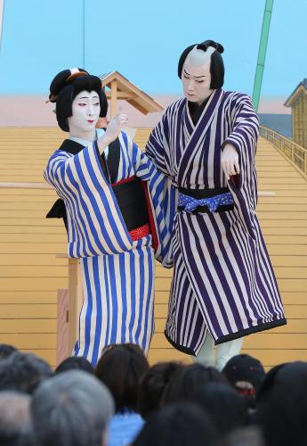 歌舞伎の演目「団子売」を披露する中村七之助（左）と尾上松也
