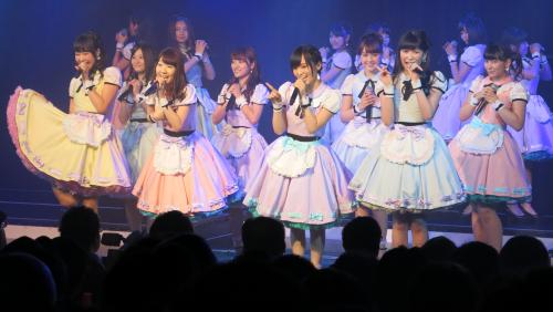 ＮＭＢ４８公演で笑顔をみせる（前列左から）加藤夕夏、柏木由紀、山本彩、吉田朱里