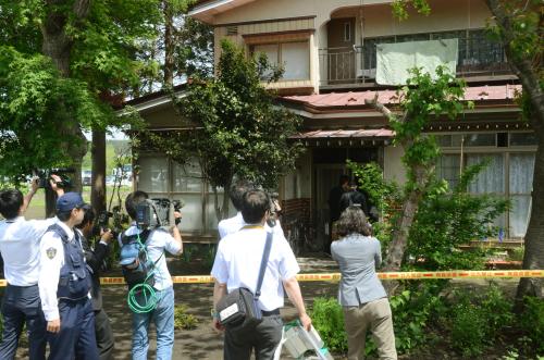 「ＡＫＢ４８」切りつけ事件で、岩手県警の家宅捜索を受ける梅田悟容疑者の自宅