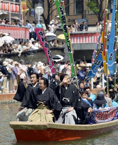 博多座の歌舞伎公演を前に行われた「船乗り込み」で、見物客に手を振る（先頭左から）片岡愛之助、中村翫雀、市川染五郎ら＝29日午後、福岡市博多区