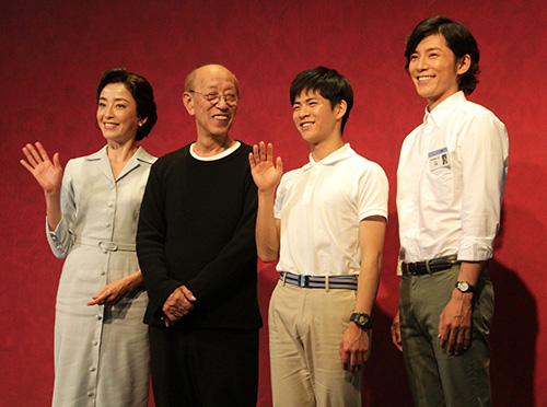 舞台「海辺のカフカ」初日前日記者会見に出席した（左から）宮沢りえ、蜷川幸雄氏、古畑新之、藤木直人