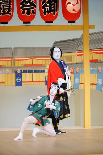 歌舞伎座「六月大歌舞伎」の昼の部「お祭り」で７カ月ぶりに舞台復帰した片岡仁左衛門（右）。左は孫の片岡千之助