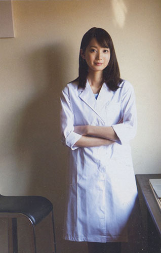 「週刊ビッグコミックスピリッツ」２７号で白衣姿を披露した小野彩香
