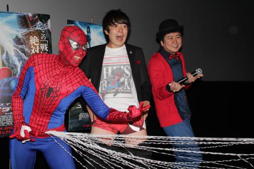 「アメスパ愛強いのはどっちだ！？トークイベント」の（左から）スパイダーマンメイクの岡本夏生、村本大輔、中川パラダイス