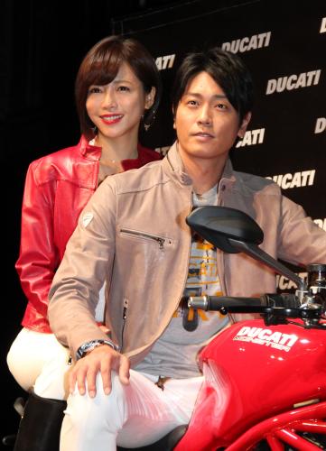 最新モデルバイク「モンスター１２００」お披露目イベントに登場した釈由美子（左）と永井大
