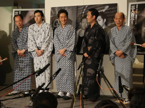 歌舞伎「三人吉三」公開稽古を行った（左から）片岡亀蔵、尾上松也、中村七之助、中村勘九郎、笹野高史