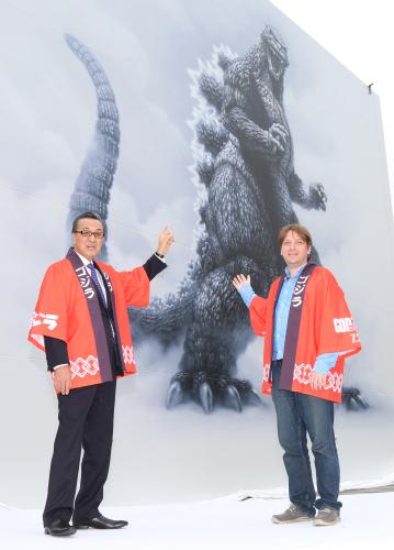ゴジラの巨大壁画の前の前で笑顔の（左から）宝田明とギャレス・エドワーズ監督