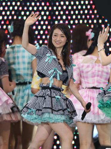 ＜大島優子卒業コンサート＞ファンに手をふりながらステージを後にする大島優子