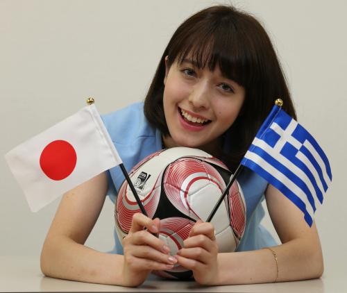 ギリシャと日本の国旗を持って笑顔のｎｉｃｏｌａ