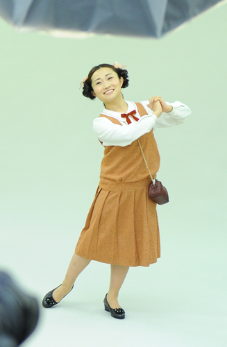 女学生風の衣装で「道頓堀パラダイス～夢の道頓堀レビュー誕生物語」スチール写真の撮影に臨んだキンタロー。