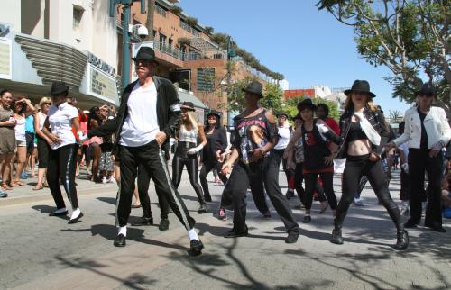 ２２日、米カリフォルニア州サンタモニカで、マイケル・ジャクソンさんの曲に合わせ踊る人たち