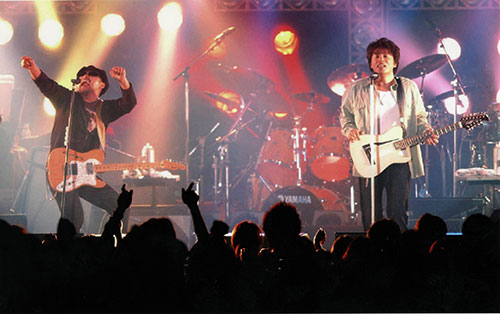 ２００２年、青山学院大学の学園祭「青山祭」の前夜祭にゲスト出演し、ライブを行うデュオ「ＣＨＡＧＥ＆ＡＳＫＡ」