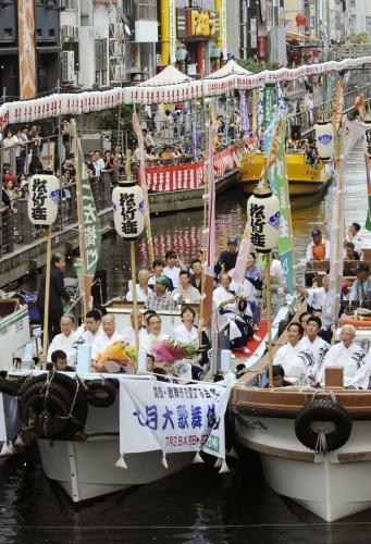 大阪松竹座の歌舞伎公演を前に、出演俳優が船で川を巡る夏の風物詩「船乗り込み」