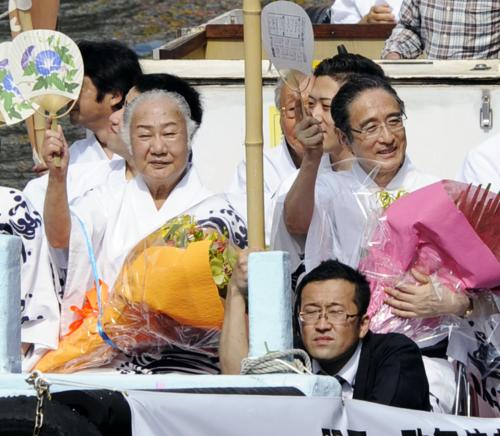 「船乗り込み」でファンの歓声に応える歌舞伎俳優の坂田藤十郎（左）と片岡仁左衛門