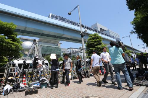 東京湾岸署前でＡＳＫＡ被告の保釈を待つ報道陣