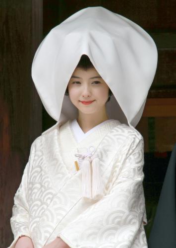 白無垢姿で出雲大社に参拝した女優の佐々木希