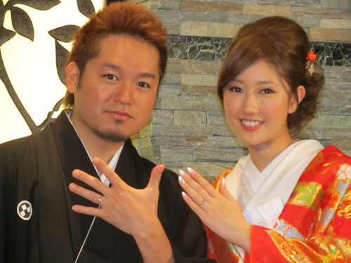 披露宴前の囲み取材で結婚指輪を見せた俳優の仁科克基（左）と女優の多岐川華子（１１年４月撮影）