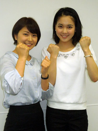 デビューを間近に控えガッツポーズを見せるＡＢＣの（左から）川添佳穂アナとヒロド歩美アナ
