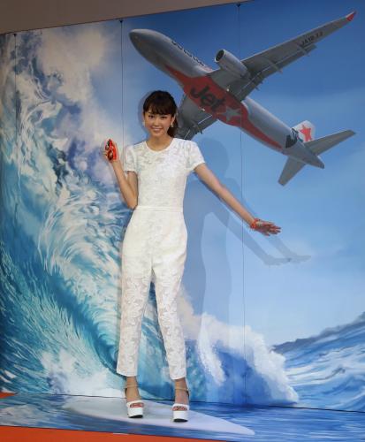 ＜桐谷美玲がジェットスターイベントに参加＞トリックアートの前でサーフィンに乗るポーズをとる桐谷美玲