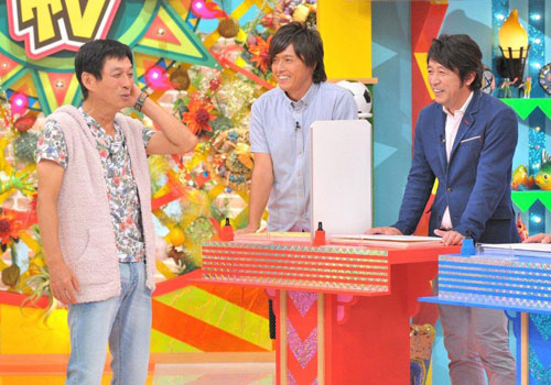 ＭＢＳテレビ「痛快！明石屋電視台」に出演した（左から）明石家さんま、遠藤保仁、遠藤の兄の彰弘氏