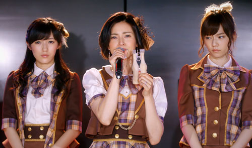 グリコ「パピコ」ＣＭに出演した（左から）渡辺麻友、塚本まり子、島崎遥香