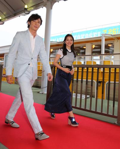 映画「幕末高校生」出航イベントで、笑顔でレッドカーペットを歩く玉木宏（左）と石原さとみ
