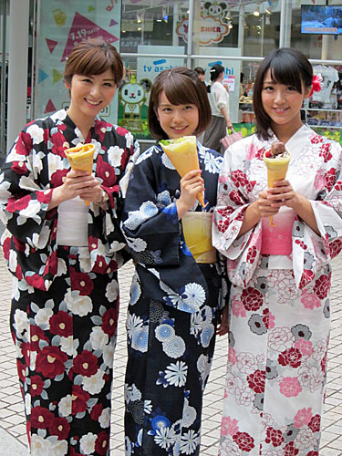 クレープを手に笑顔の（左から）宇賀なつみ、弘中綾香、竹内由恵の各アナウンサー