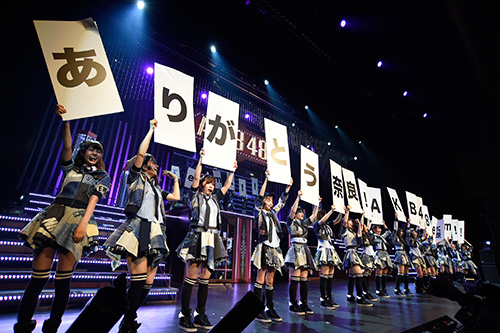 全国ツアー奈良公演で「ありがとう奈良！」のパネルを手に笑顔のＡＫＢ４８チームＫのメンバー（Ｃ）ＡＫＳ