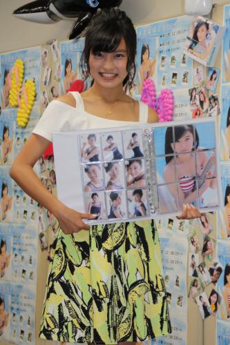 初のトレーディングカード発売記念イベントでカードを見せる小島瑠璃子