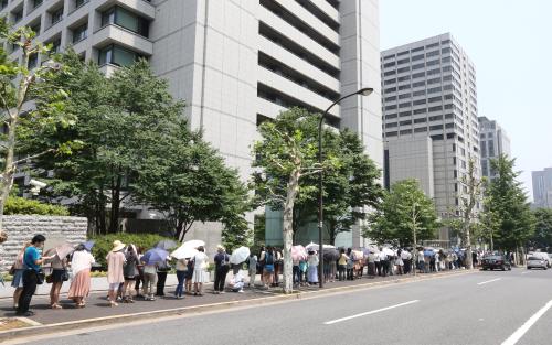 東京地裁周辺には、栩内香澄美被告初公判の傍聴券を求める人で長蛇の列ができた
