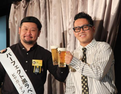 「パーフェクト黒ラベルビアガーデン」大盛況御礼イベントに登場し、笑顔で乾杯するケンドーコバヤシ（左）と宮川大輔