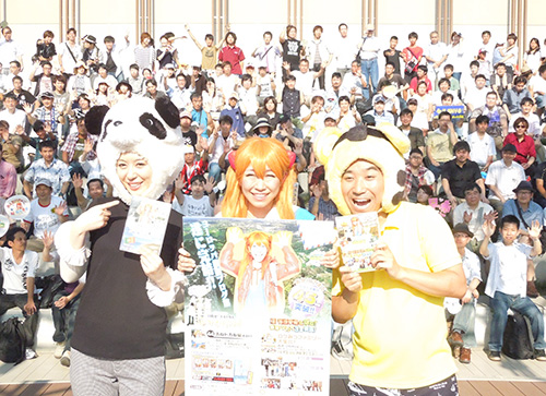 炎天下、約８００人ものファンを前にトークショーを行った（左から）宇都宮まき、稲垣早希、月亭八光