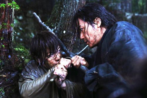 映画「るろうに剣心」で主演の佐藤健と刀を交える福山雅治