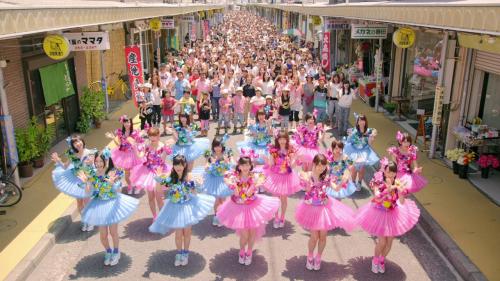 静岡市清水区の商店街で市民約５５０人と一緒に踊ったＡＫＢ４８新曲「心のプラカード」のＭＶ