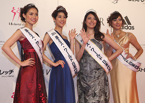 笑顔を見せる（左から）準ミス・ワールド日本代表の窪田麻佑さん、吉岡仁美さん、河合、準ミス・ワールド日本代表の安田衣里さん
