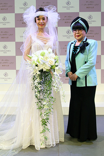 ウエディングドレス姿を披露した大地真央（左）と桂由美氏