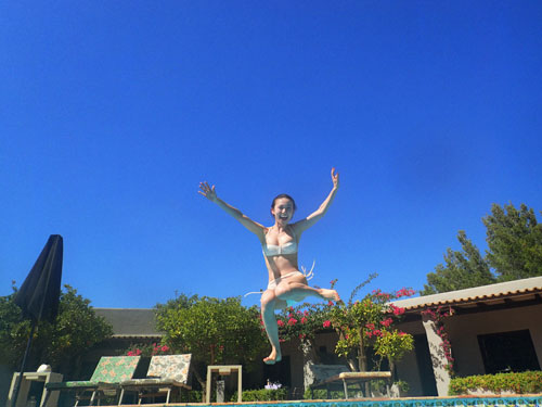 澄んだイビサ島の青空を背に、元気いっぱいプールに飛び込む大島優子