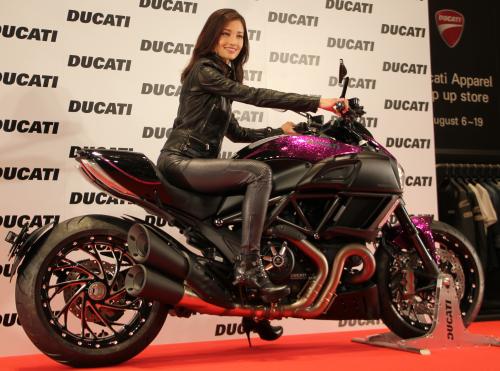 「ドゥカティ　ディアベル」映画「ルパン三世」峰不二子スペシャルお披露目イベントで、黒いライダースファッションでバイクにまたがる黒木メイサ