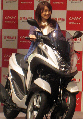 ７月２日に行われた発表会で三輪バイク「ＴＲＩＣＩＴＹ」と笑顔の大島優子