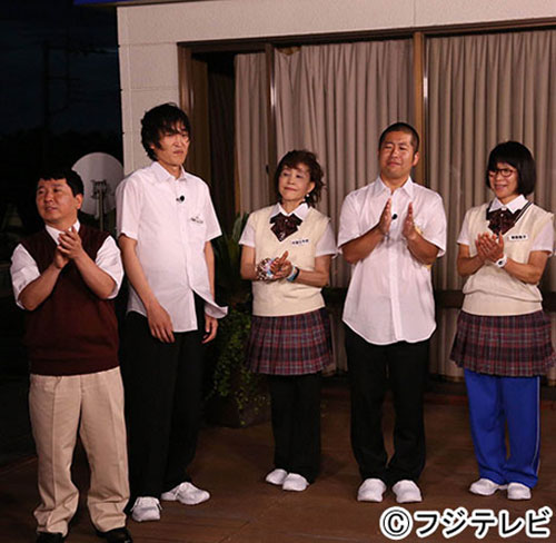 （左から）田中裕二、千原ジュニア、ジュニアの母・三千代さん、澤部佑、澤部の母・恵子さん