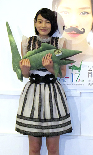 初フォトブックの発売を記念した特別展示会場で、撮影で使ったぬいぐるみを抱く能年玲奈