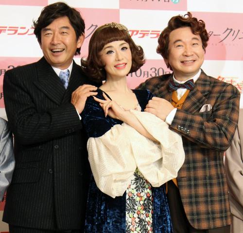 舞台「夫が多すぎて」製作発表に出席した（左から）石田純一、大地真央、中村梅雀