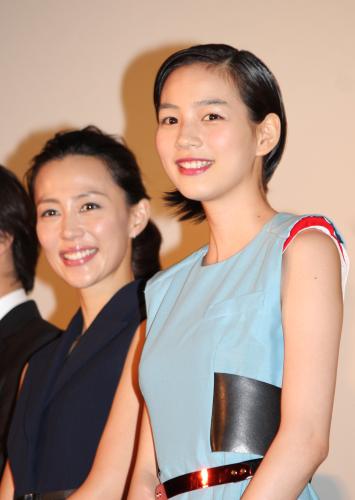 映画「ホットロード」初日舞台あいさつで母親役の木村佳乃（左）と笑顔を見せる能年玲奈
