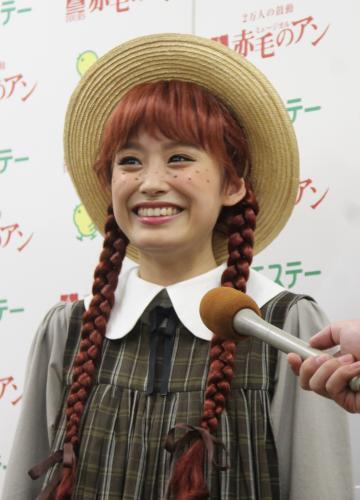 主演ミュージカル「赤毛のアン」東京公演で囲み取材に応じた高橋愛