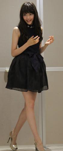 「ＲＡＹ」専属モデル＆初表紙記念握手会で、スラリと伸びた美脚を披露した松井愛莉