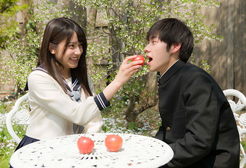 主役の女子高生を演じる入山杏奈。戸塚純貴（右）演じる高校生にトマトを食べさせるシーンも